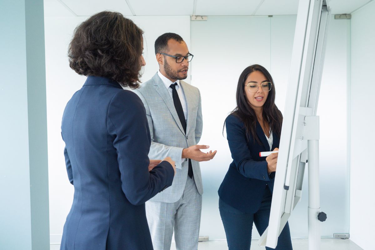 une femme présente les résultats sur un tableau